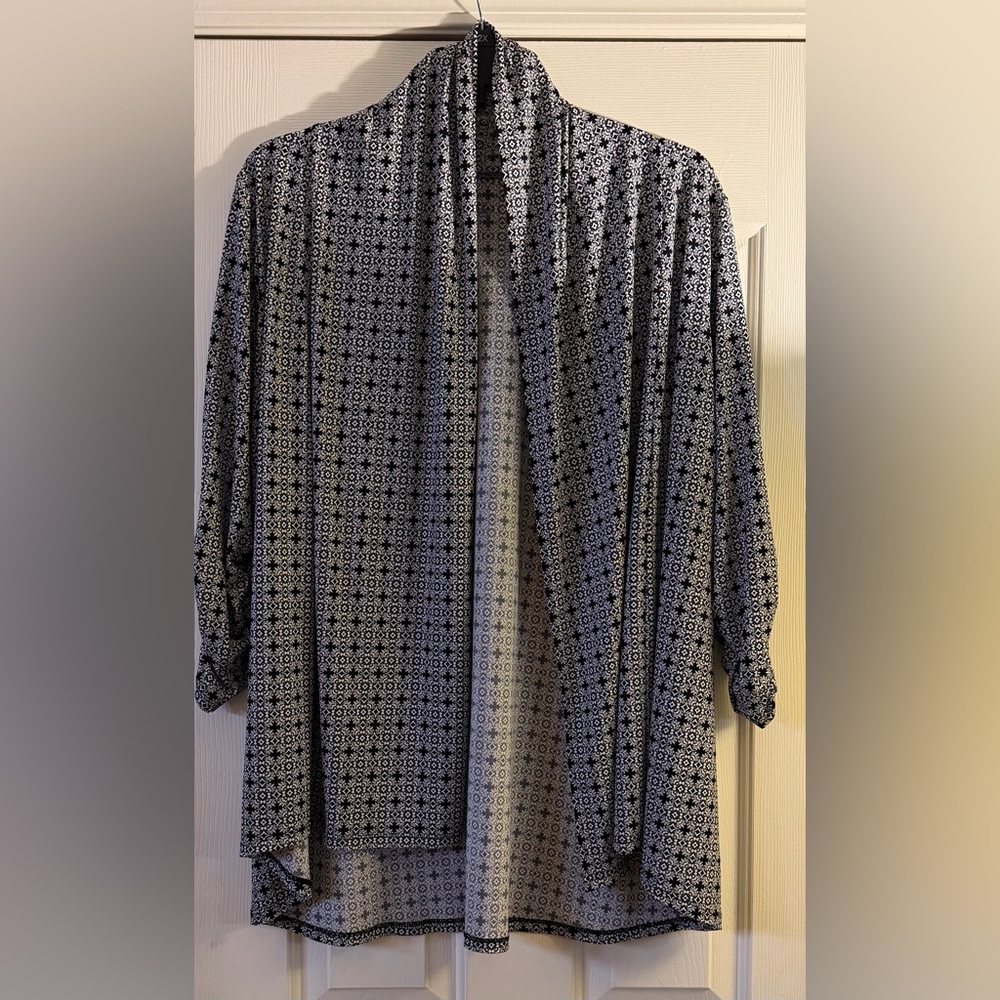 Black and White Patterned Long-Sleeve Comfortable Throw On Top